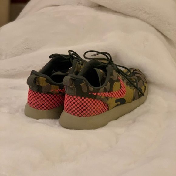 *Limited Edition* Nike Roshe Camo Swoosh Sneakers - Picture 2 of 4
